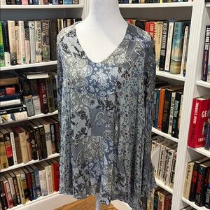 Easel  Gray Floral Women's Top NWT